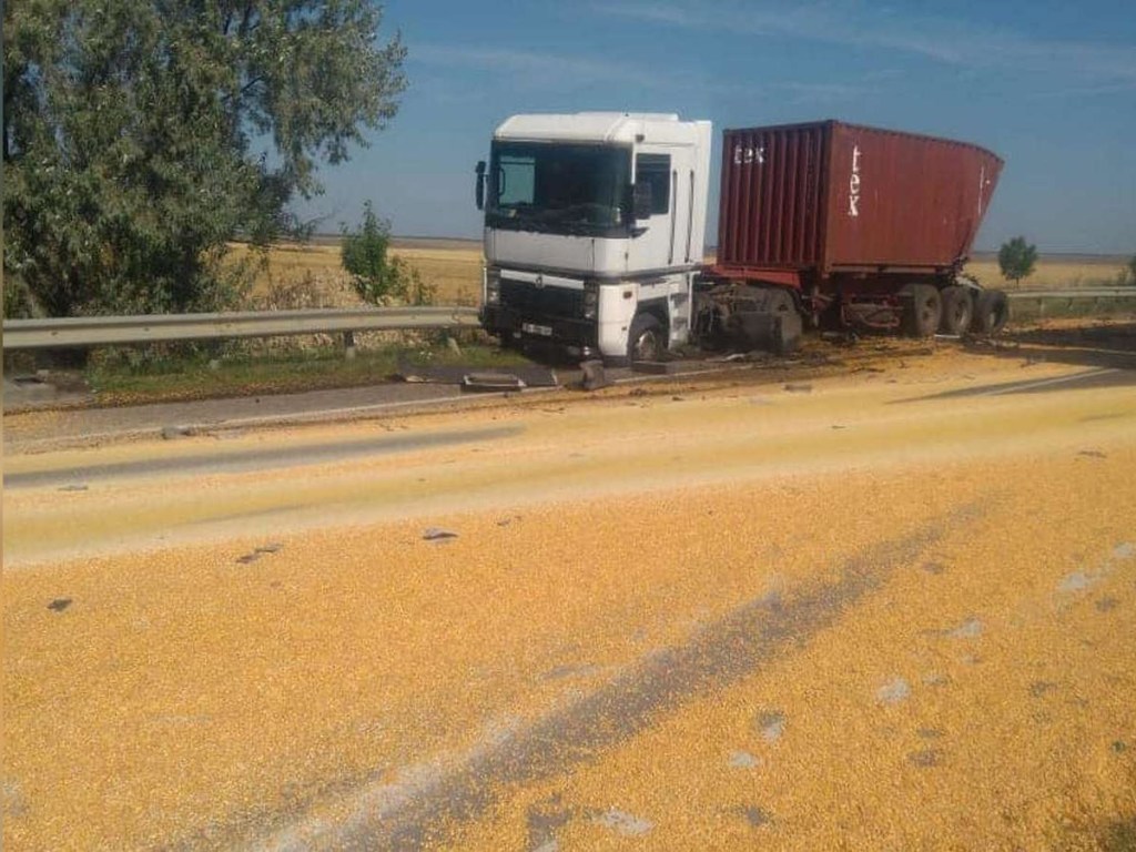 На трассе Одесса-Киев произошло ДТП: дорогу засыпало зерном (ВИДЕО)