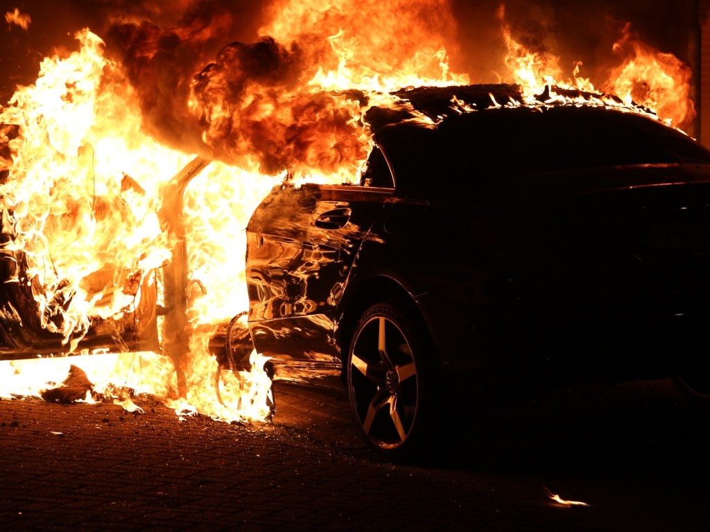 В Киеве на жилмассиве Осокорки сожгли автомобиль Toyota Camry, принадлежащий адвокату &#8212; СМИ