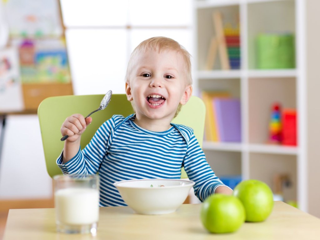 Вместо таблетированных витаминов ребенка стоит ежедневно кормить свежими яблоками &#8212; медик