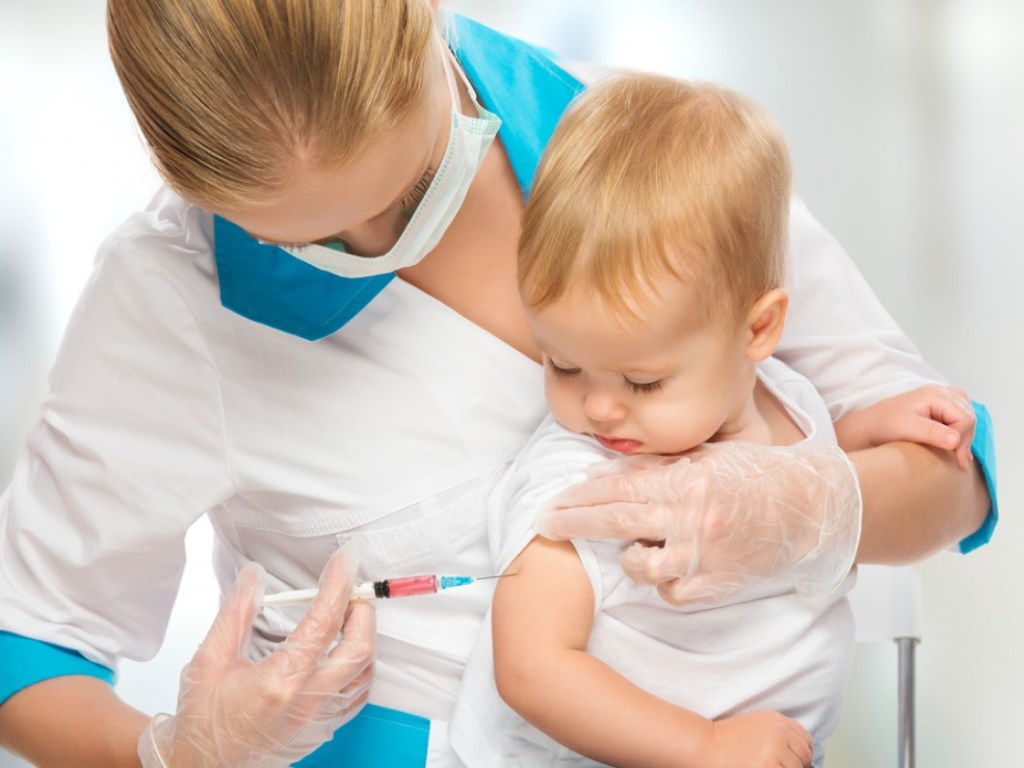 Перед вакцинацией от гриппа ребенка должен осмотреть врач – медик