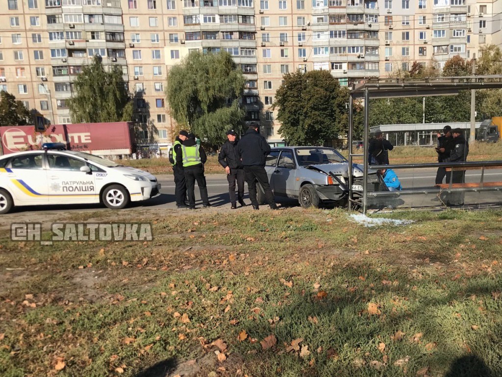 В Харькове возле метро авто ВАЗ врезалось в остановку (ФОТО)
