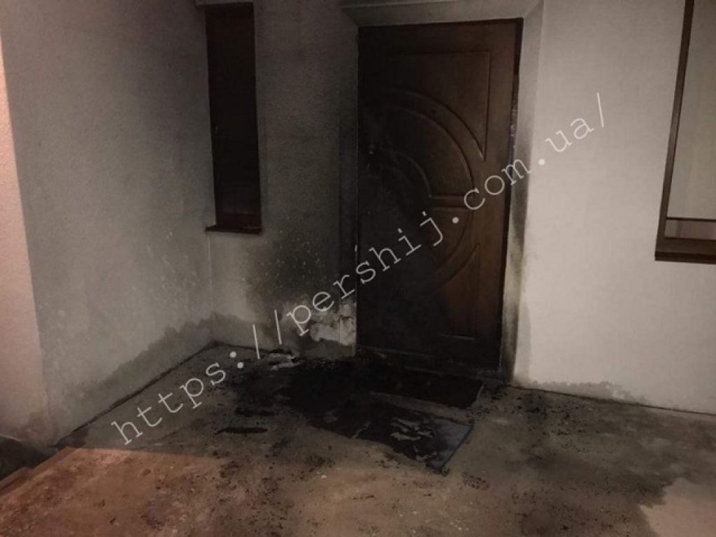 В Мукачево неизвестные подожгли дом, забросав «коктейлями Молотова» (ФОТО)