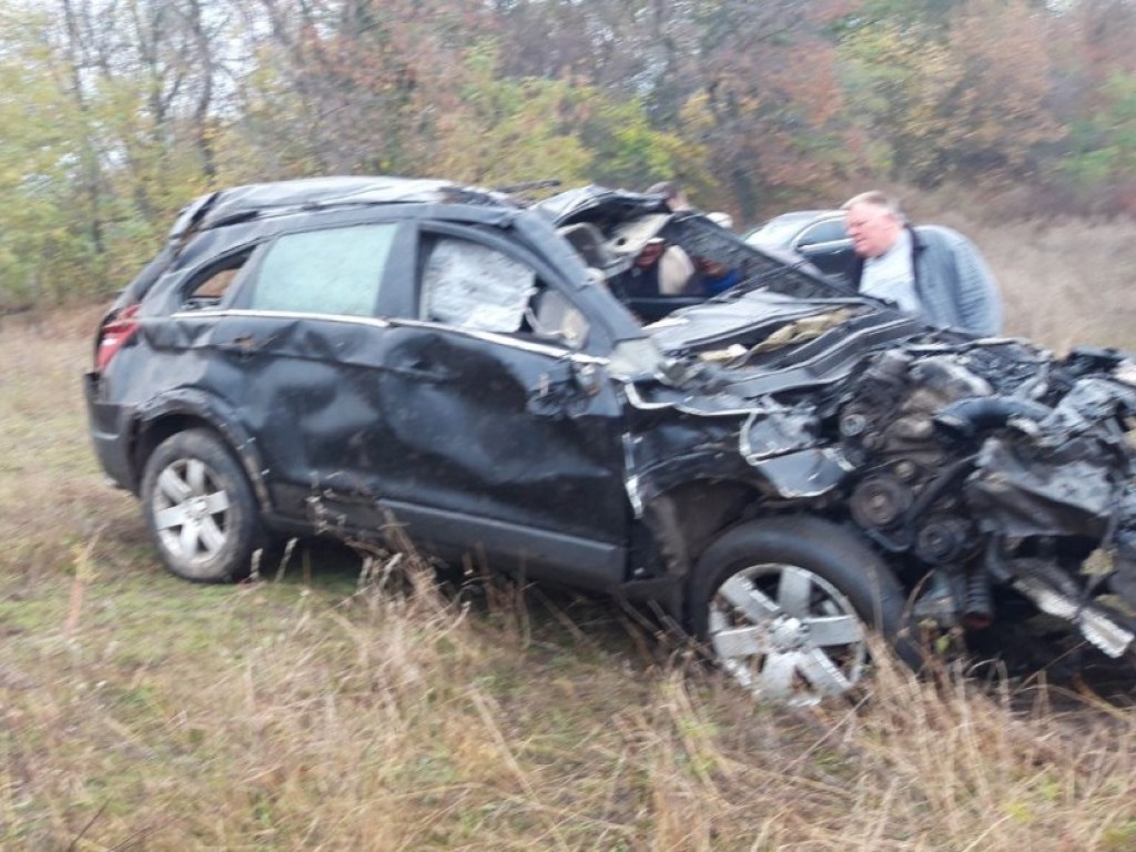 Погиб водитель: на Кировоградщине машина упала с моста на железнодорожные пути (ФОТО)