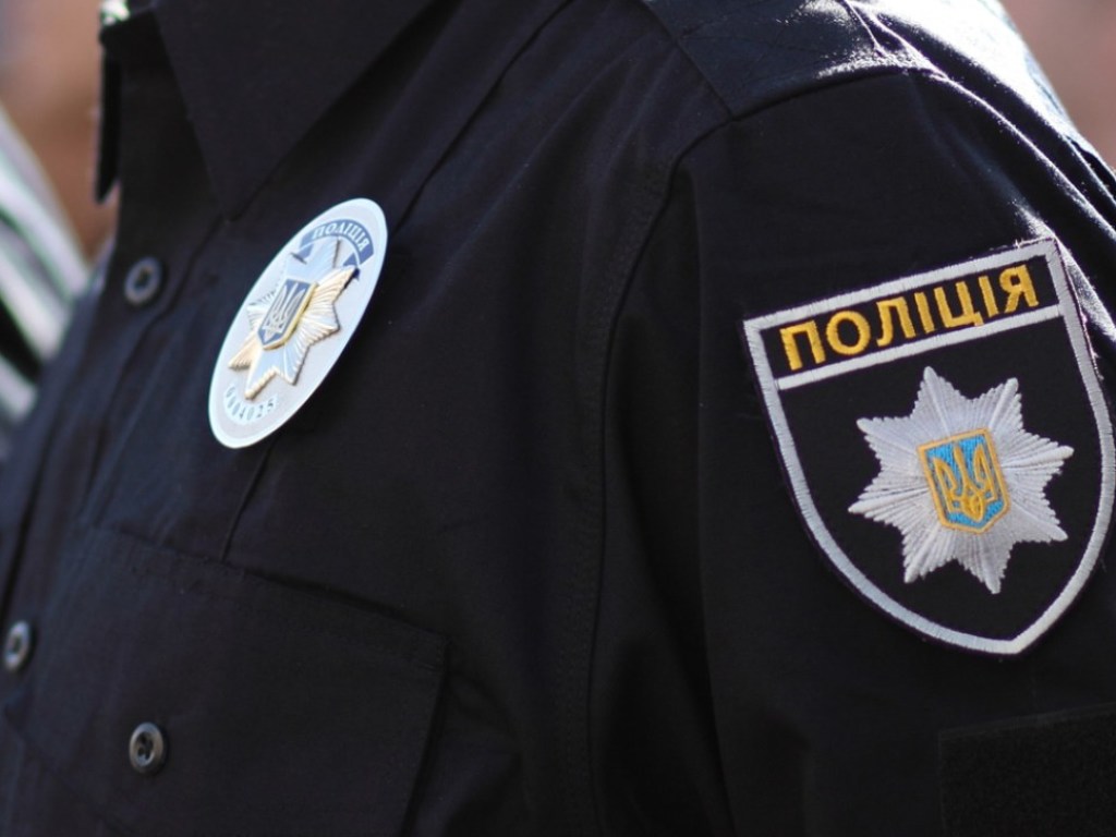 Во Львове в трамвае мужчина помешал вору украсть у девушки телефон и получил удар ножом в грудь – полиция