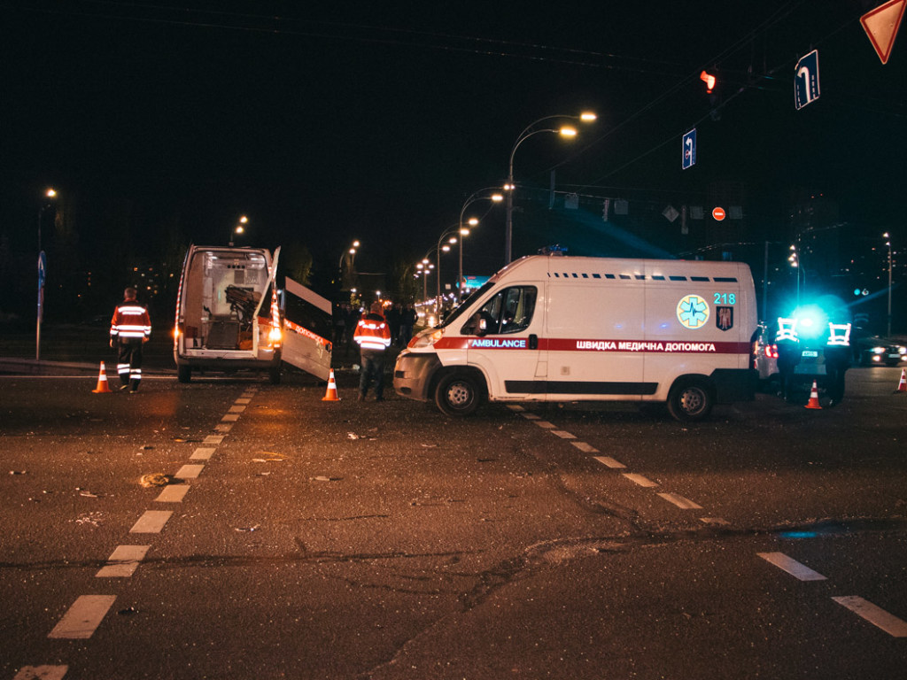 На столичной Троещине «скорая» c маленьким пациентом врезалась в Peugeot: есть жертвы (ФОТО, ВИДЕО)