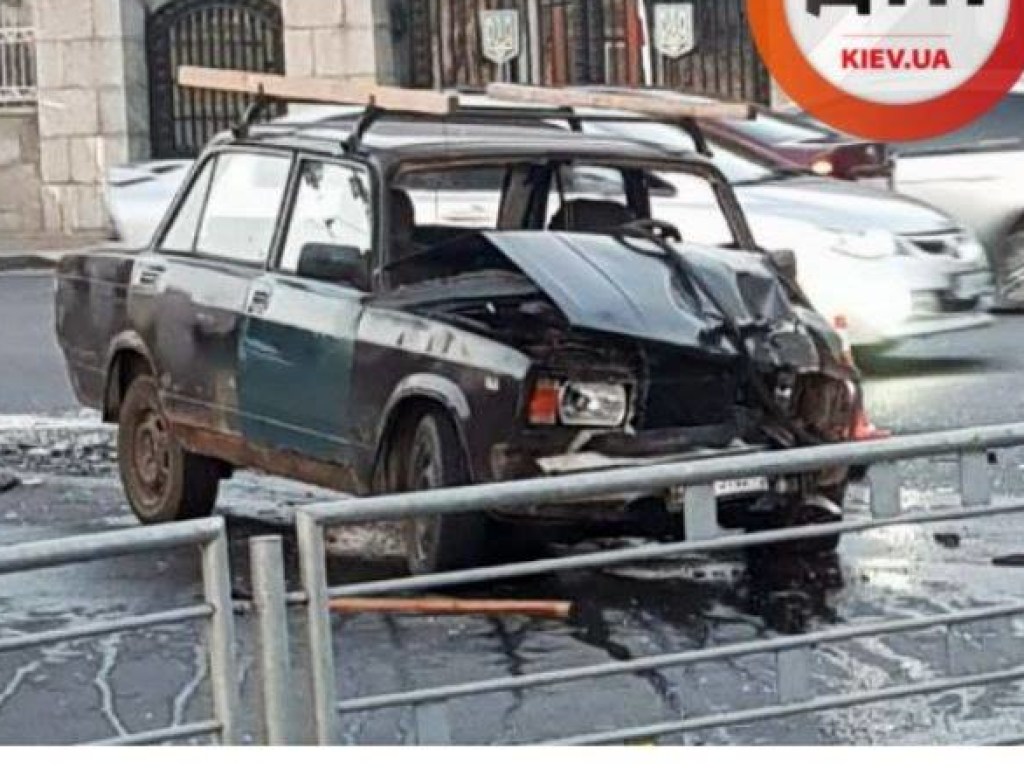 У министерства обороны в Киеве произошло ДТП: столкнулись такси и ВАЗ  (ФОТО)