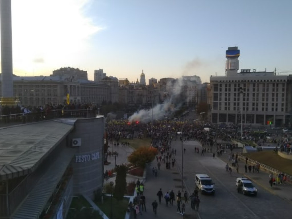 Жгут фаера: в центре Киева проходит масштабный митинг «Нет капитуляции!» (ФОТО)