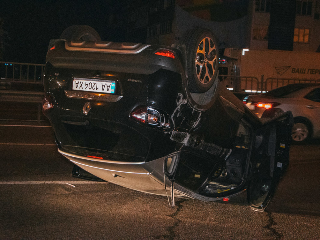 На столичном проспекте Renault столкнулся с Chevrolet и проехал 50 метров на крыше (ФОТО, ВИДЕО)