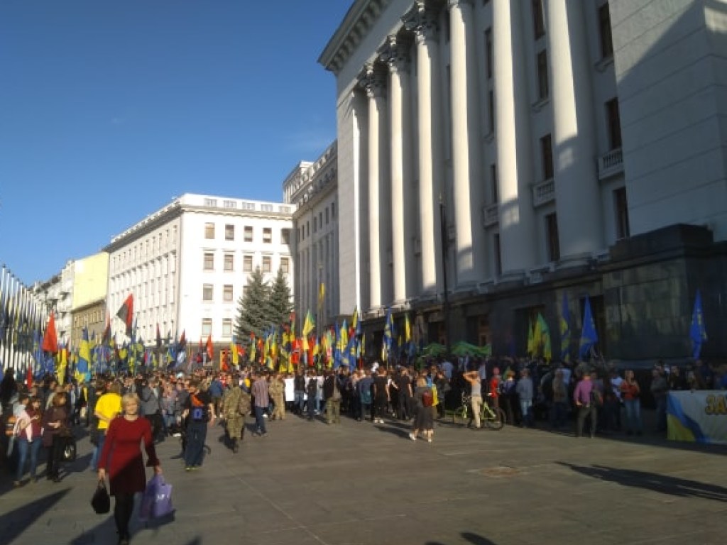 День защитника в Киеве: под стенами ОП опять многолюдно (ФОТО)