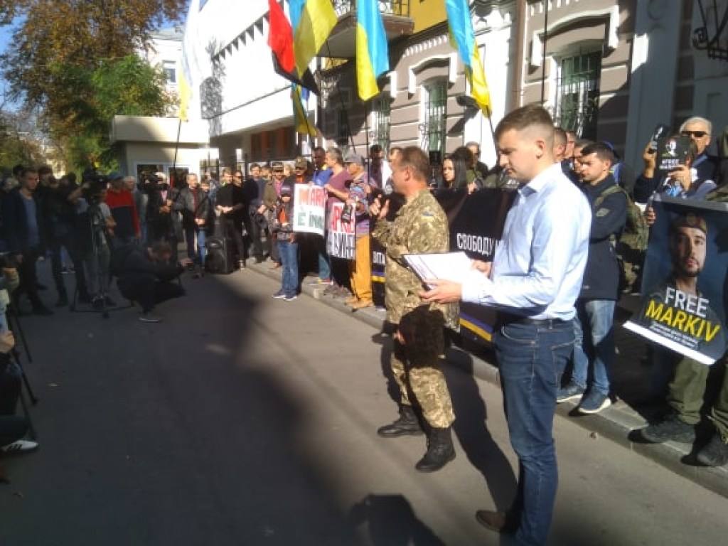 В Киеве несколько десятков человек пикетируют посольство Италии (ФОТО)