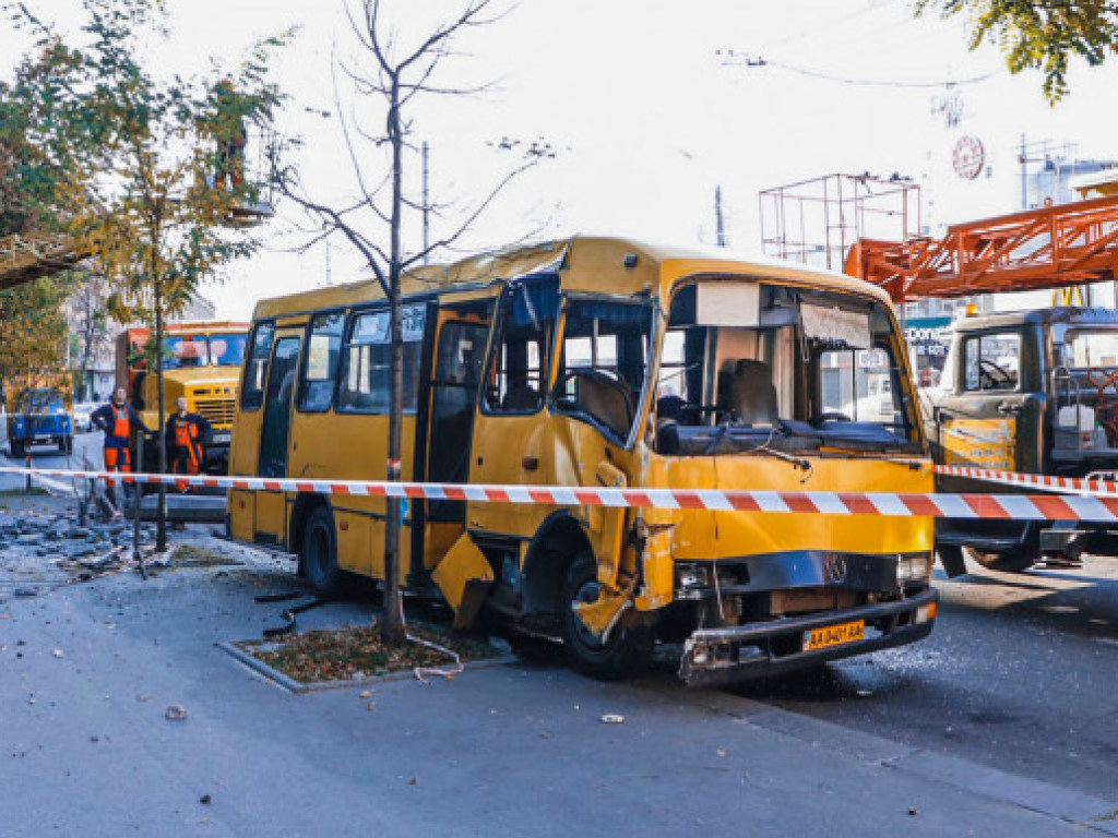 На Лукьяновке в Киеве маршрутка с пассажирами снесла столб (ФОТО, ВИДЕО)