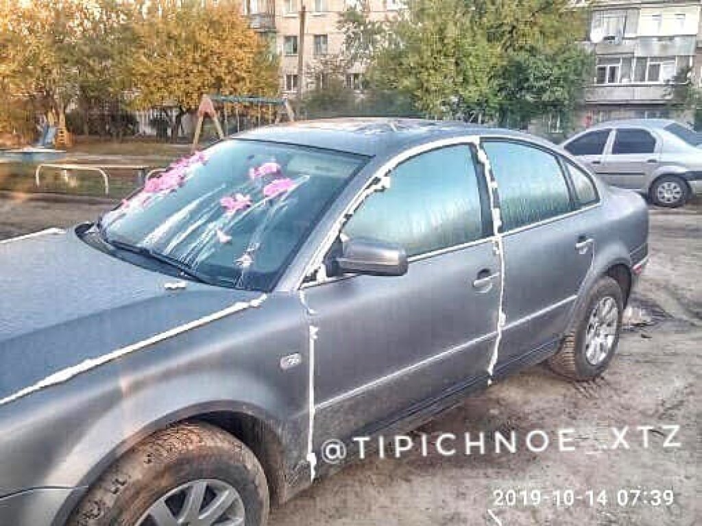 В Харькове Volkswagen залили монтажной пеной (ФОТО)