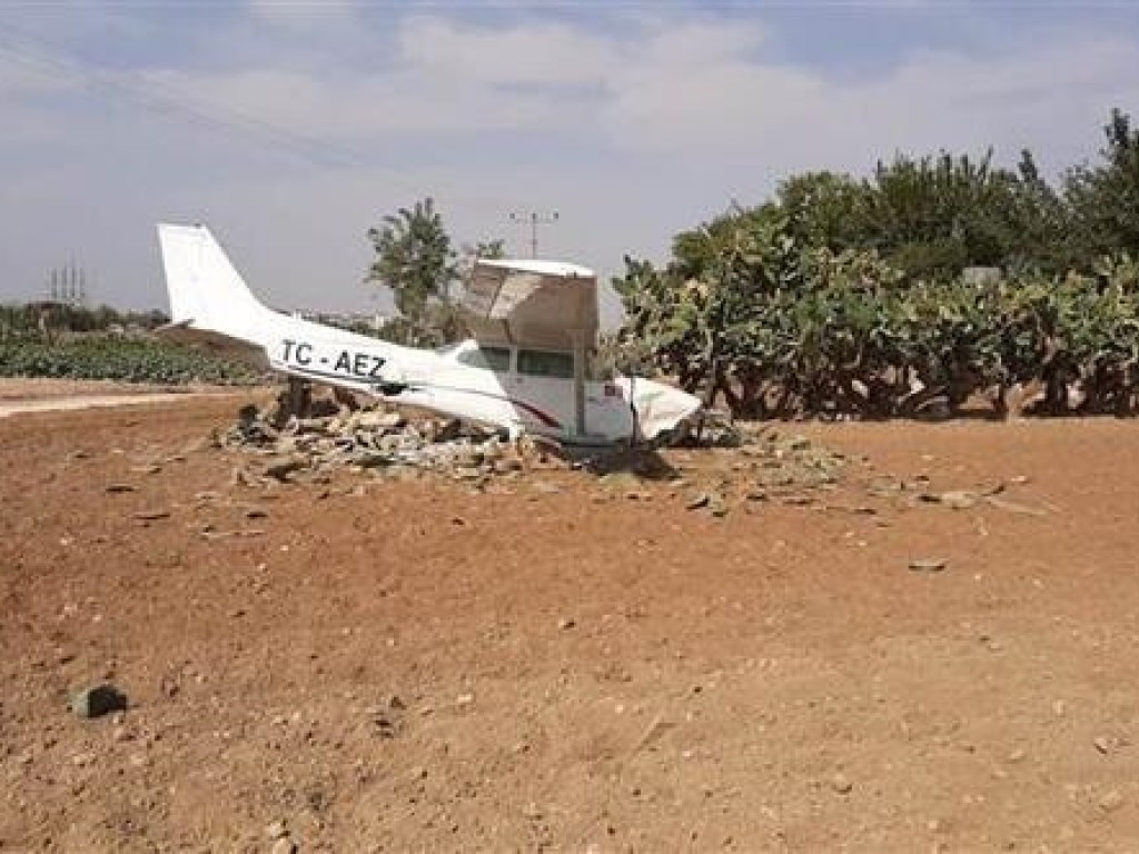 В Турции разбился учебный самолет (ФОТО)