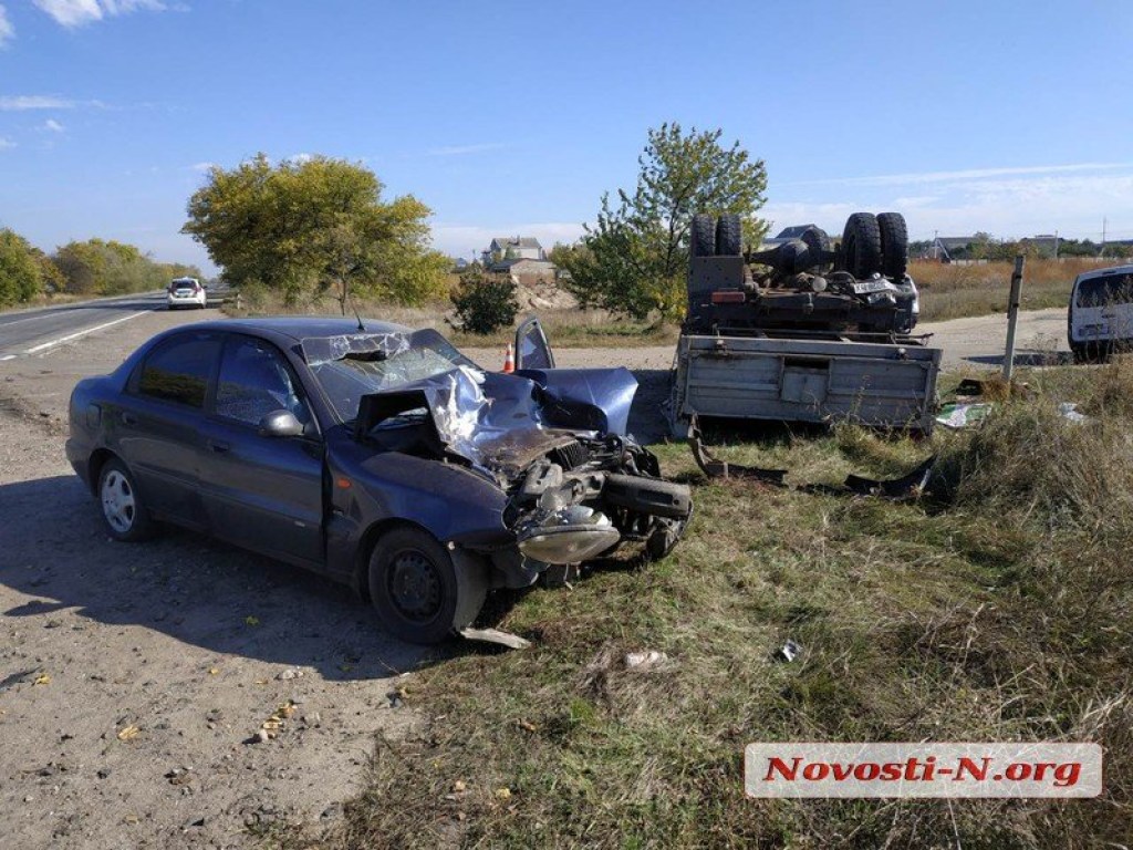«Ланос» шел на обгон: На трассе «Николаев-Одесса» столкнулись грузовик и иномарка (ФОТО)