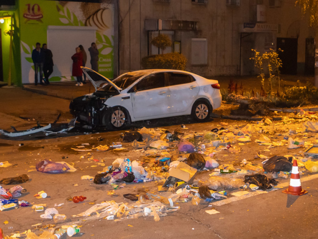 В Днепре водитель иномарки врезался в мусорные контейнеры: на месте ДТП – бардак (ФОТО, ВИДЕО)