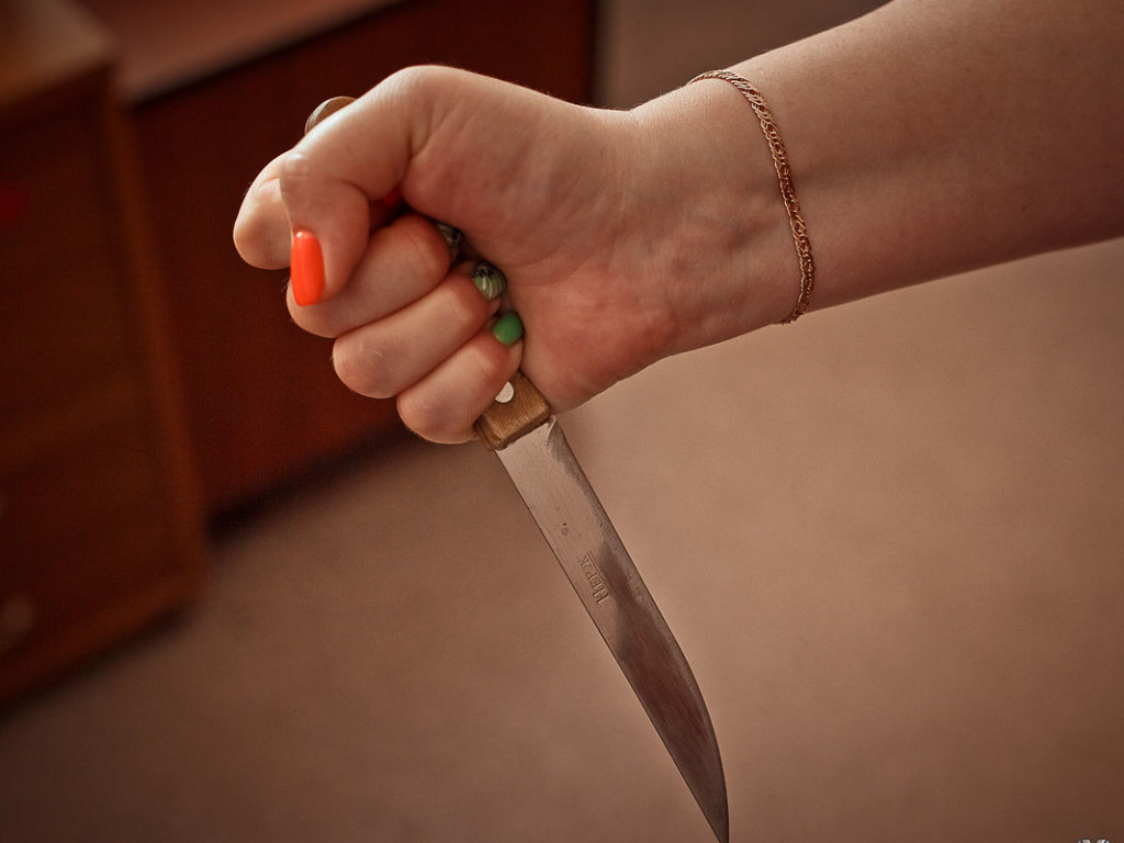 Жительница Бердянска бросилась на мужа с ножом