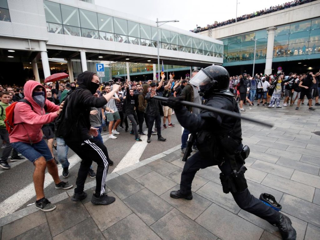 В аэропорту Барселоны произошли стычки между протестующими и полицейскими (ФОТО)