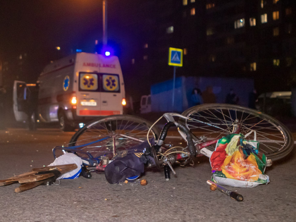 В Днепре водитель BMW возле поворота во дворы сбил велосипедиста (ФОТО, ВИДЕО)