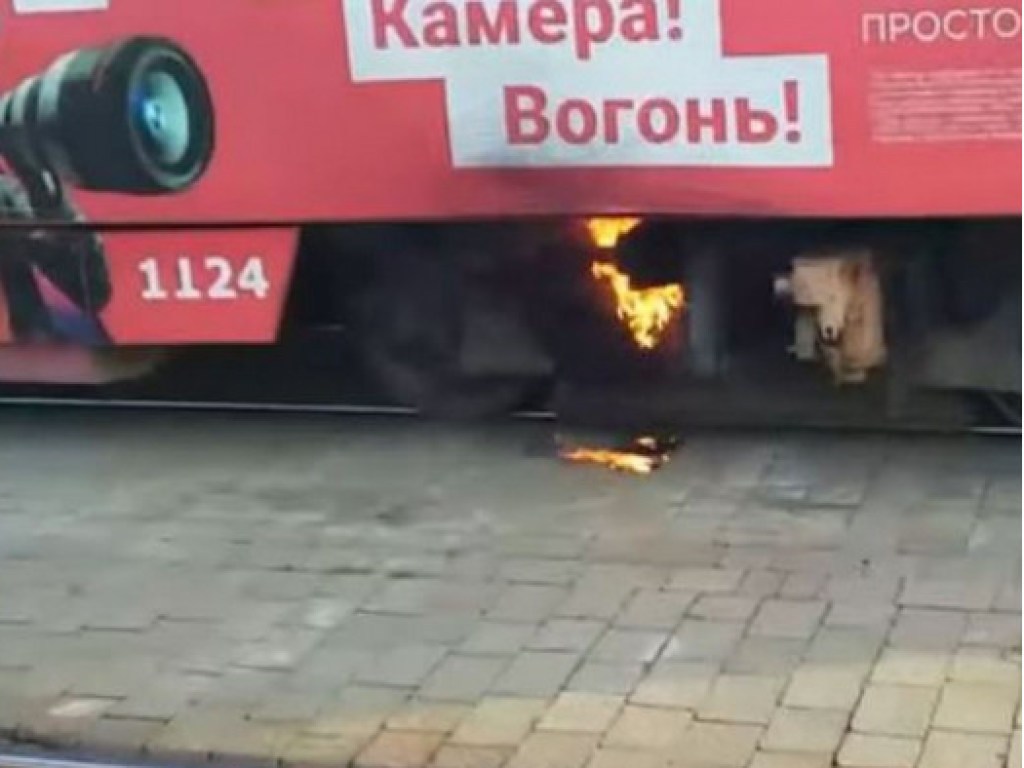 Во Львове вспыхнул трамвай: загорелись тормозные колодки (ФОТО, ВИДЕО)