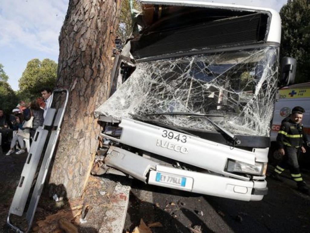В Риме автобус влетел в дерево: 29 пострадавших (ФОТО)