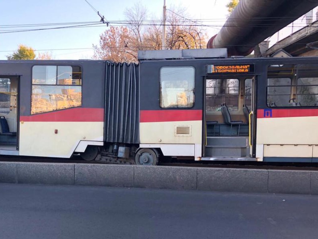 ЧП со скоростным трамваем в Киеве: появилось фото аварии на путях