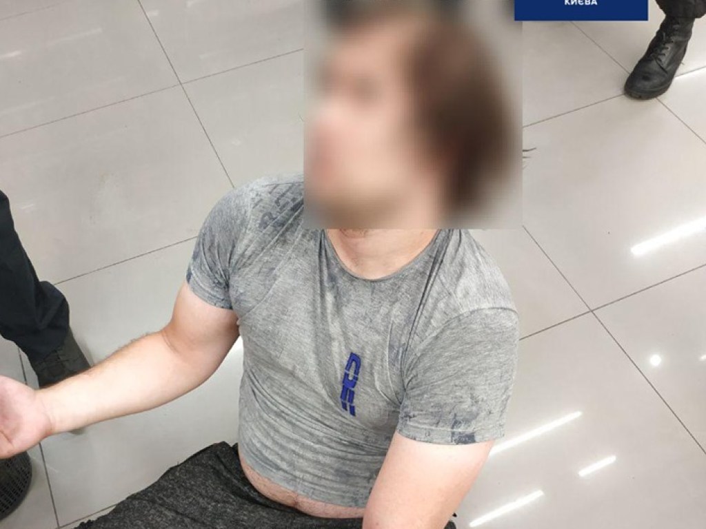 В Киеве мужчина устроил пьяный дебош в супермаркете (ФОТО)