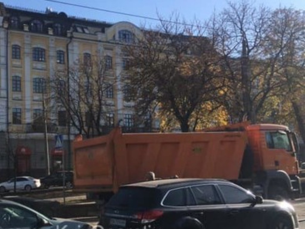 В Киеве на Подоле из-за ДТП  остановились трамваи (ФОТО)