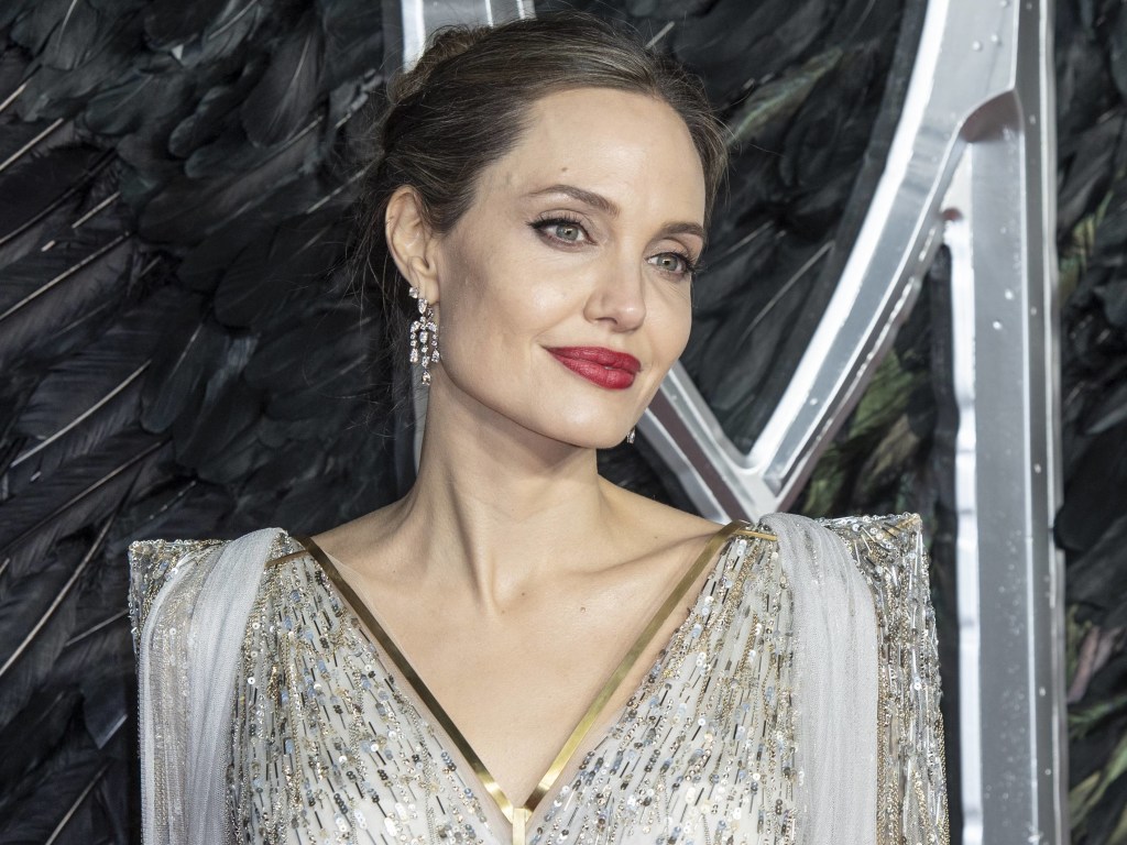 «Без фотошопа»: Папарацци удалось сфотографировать Анджелину Джоли вблизи