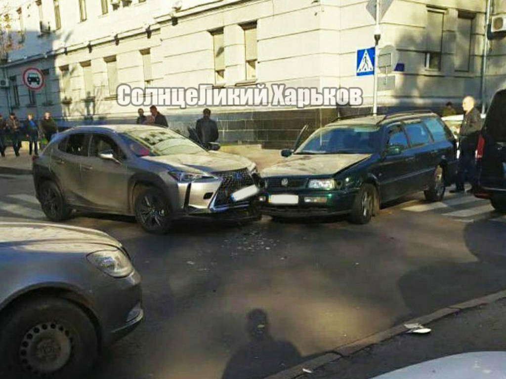 В центре Харькова  столкнулись Lexus и Volkswagen (ФОТО)