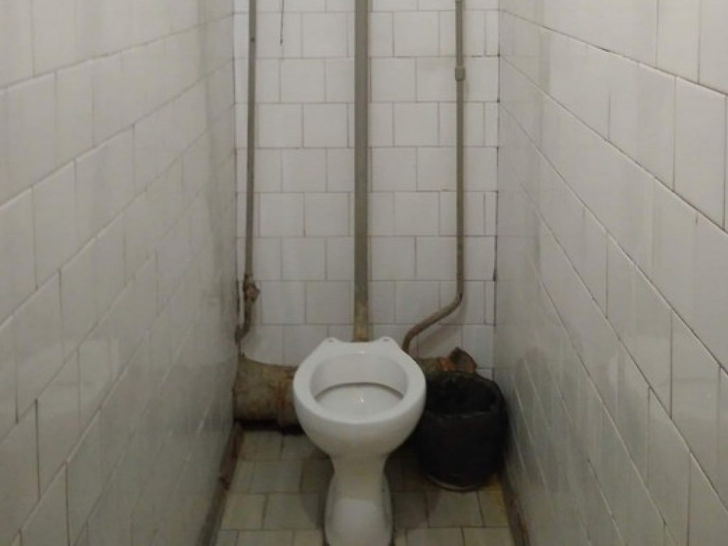 «Не праздничный» вид туалета черниговского ЗАГСа  возмутил Сеть (ФОТО)