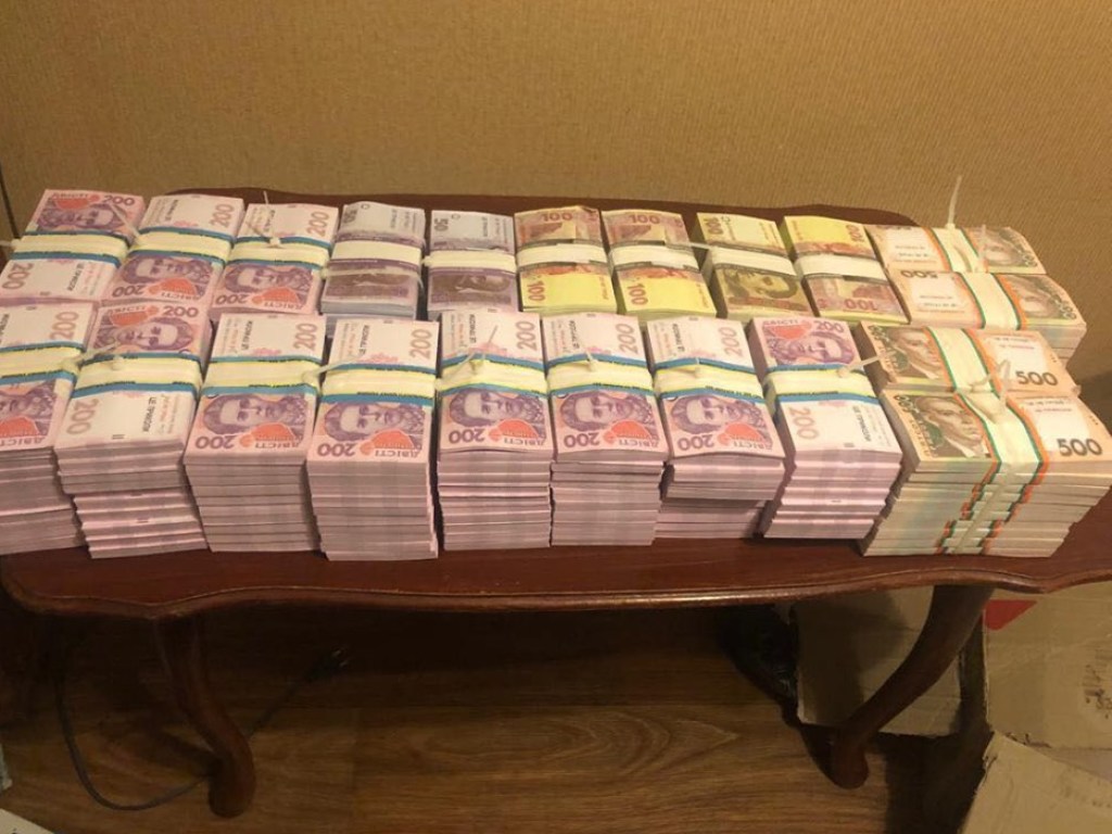 Дома хранил «миллионы» гривен: 22-летнего фальшивомонетчика задержали в Киеве (ФОТО)