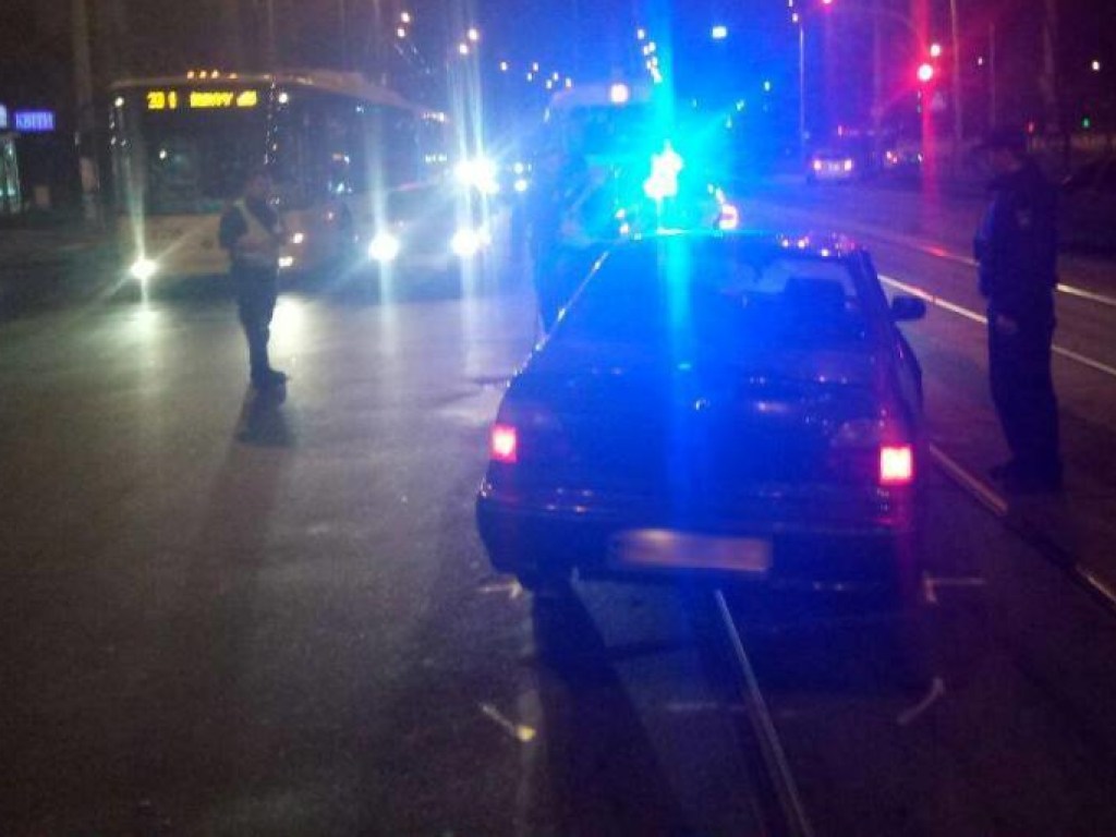 В Киеве пьяный водитель Daewoo, удирая от полиции, врезался в бордюр (ФОТО)