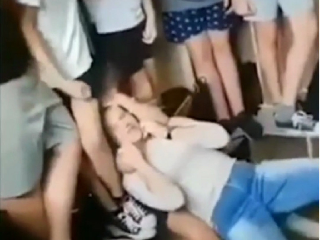 В запорожской школе ученик едва не задушил девочку на глазах у детей (ВИДЕО)