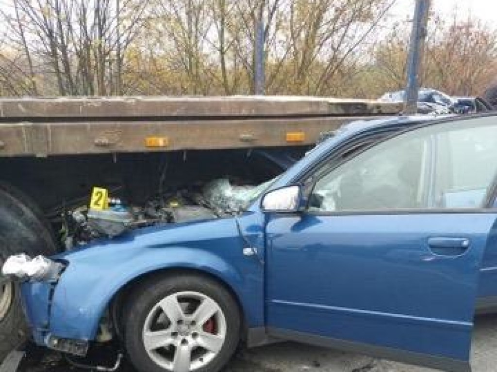 На Прикарпатье Audi лишилась крыши из-за столкновения с тягачом (ФОТО)
