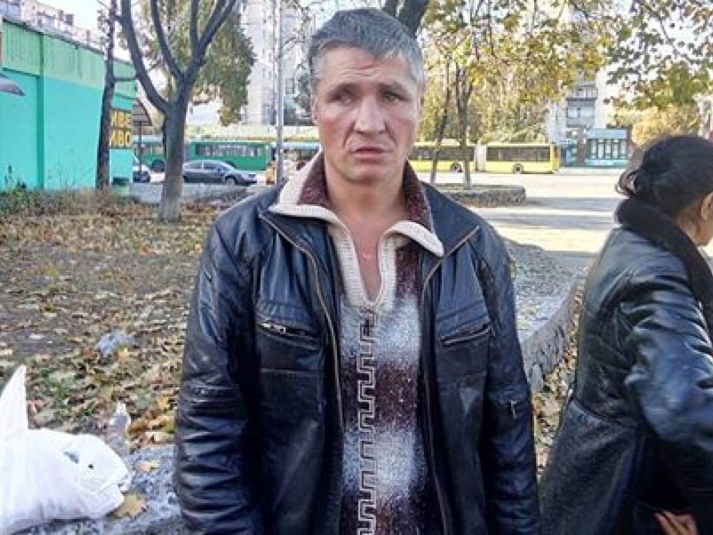 В Киеве по Виноградарю возле  детских садов ходит извращенец (ФОТО)