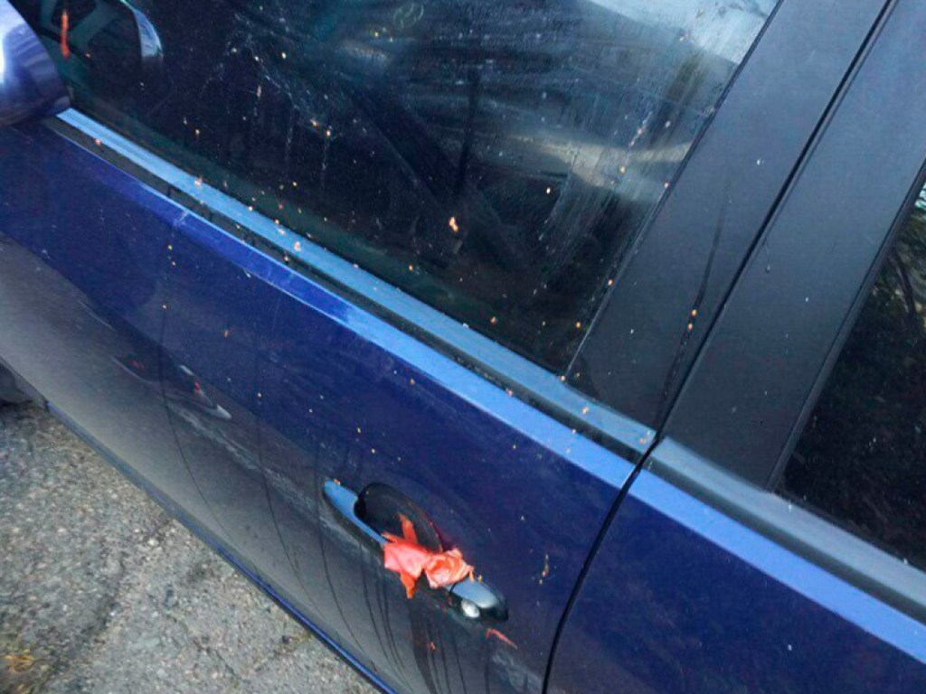 В Черкассах из-за неправильной парковки машину забросали помидорами (ФОТО)