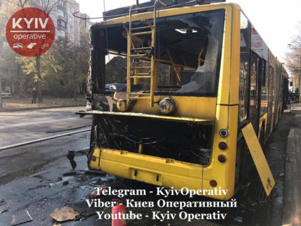 В Киеве на ходу загорелся троллейбус с людьми (ФОТО, ВИДЕО)