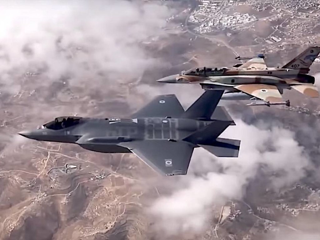 Истребители F-15 атаковали бывшую базу США в Сирии