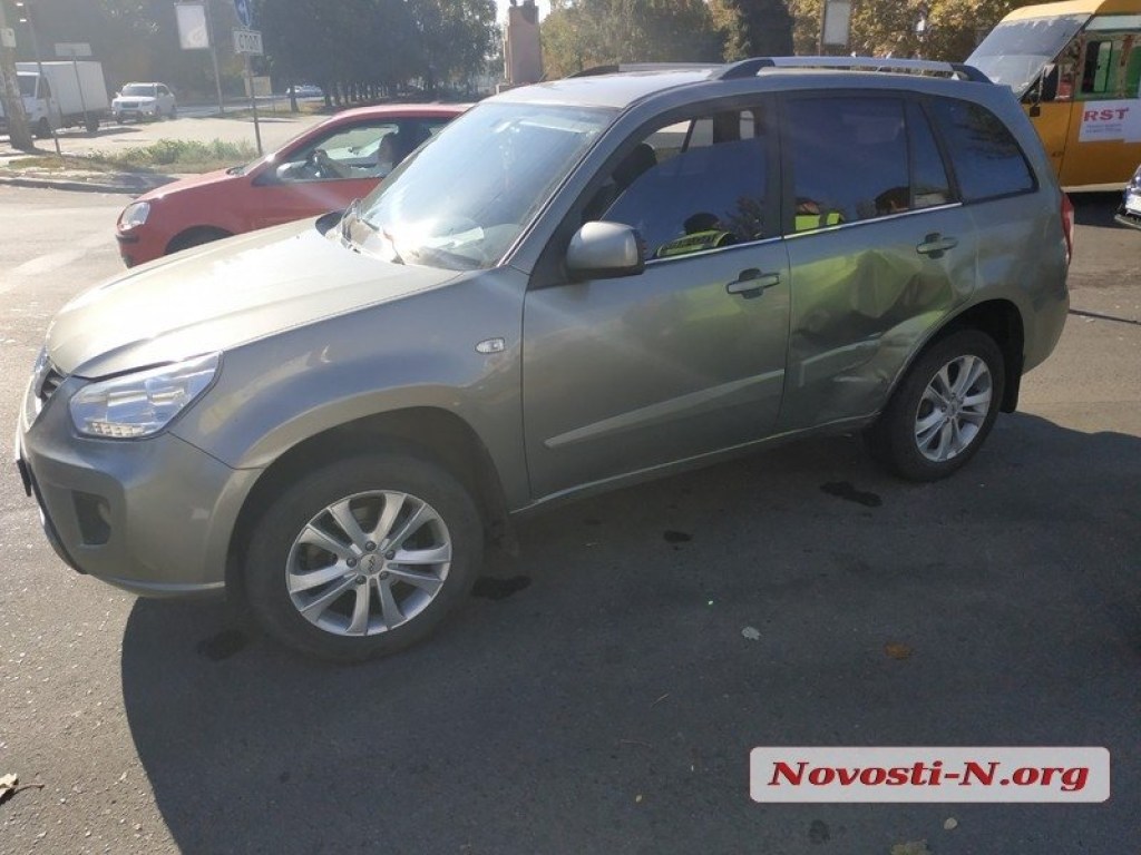 В Николаеве водитель Mazda нарушил ПДД на светофоре и врезался в Chery (ФОТО)