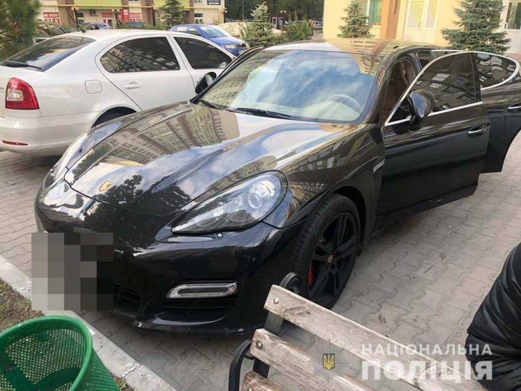 В Киеве иностранцы за несуществующий долг забрали у киевлянина Porsche (ФОТО, ВИДЕО)