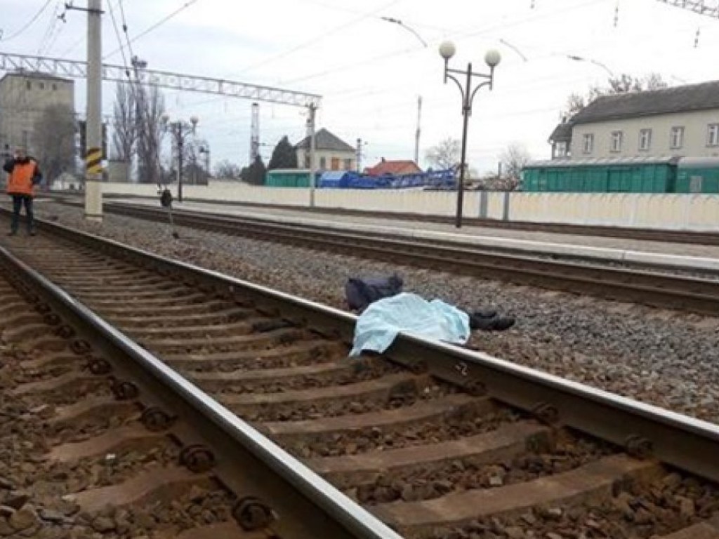 На Львовщине под колесами электрички погибла молодая женщина