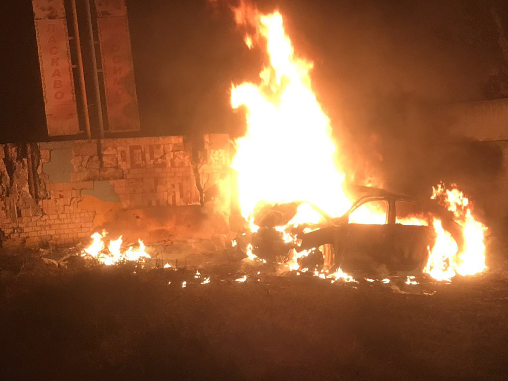 В селе под Одесской взорвался автомобиль: в горящей машины погибли мужчина и женщина (ФОТО, ВИДЕО)
