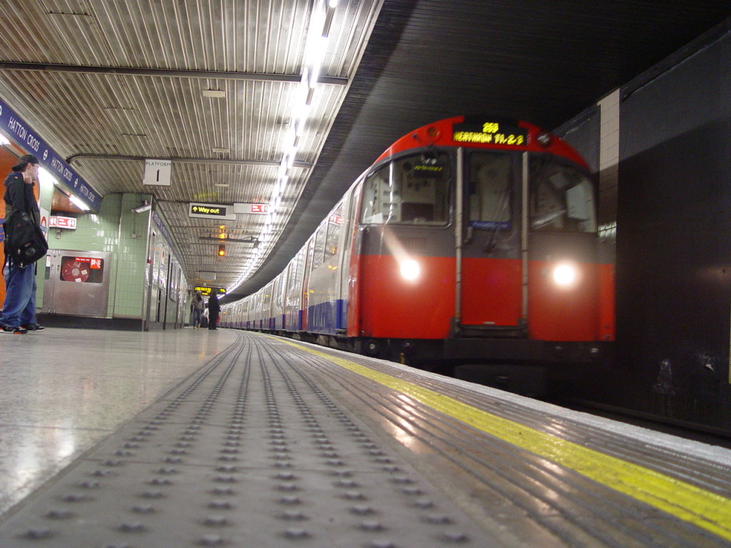 В метро Лондона пассажиры забросали едой эко-активистов (ВИДЕО)