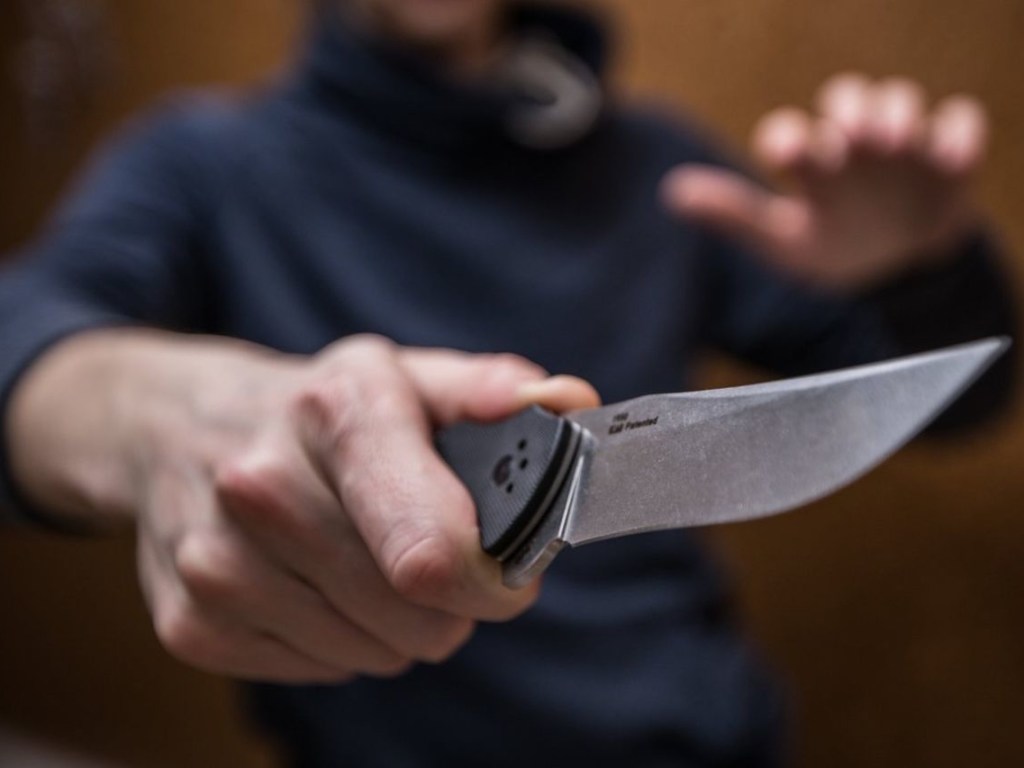 Во Львове студент задержал злоумышленника, который при попытке воровства ударил ножом мужчину