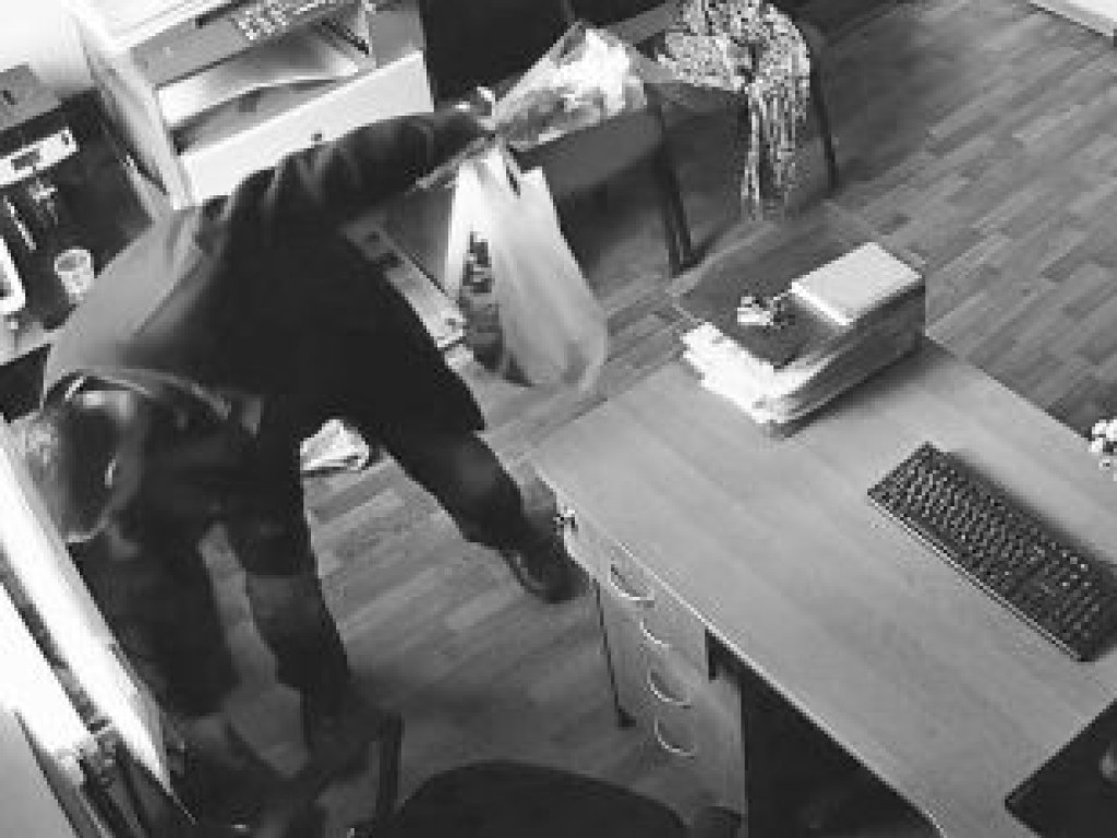 Вор-романтик с букетом цветов ограбил офис в центре Херсона (ФОТО)