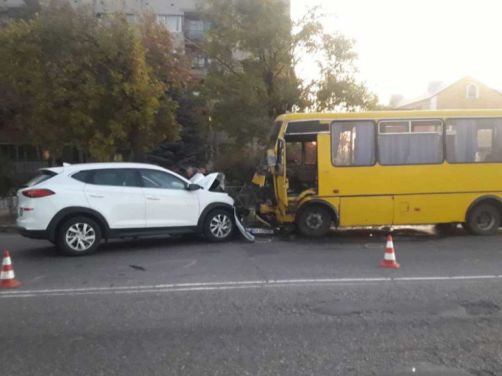 Лобовое ДТП: в Вознесенске столкнулись кроссовер и автобус с пассажирами (ФОТО)