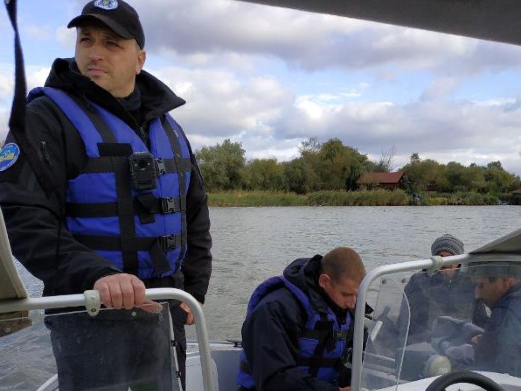 В Одесской области из-за сильно ветра рыбака на моторной лодке накрыло волной (ФОТО)