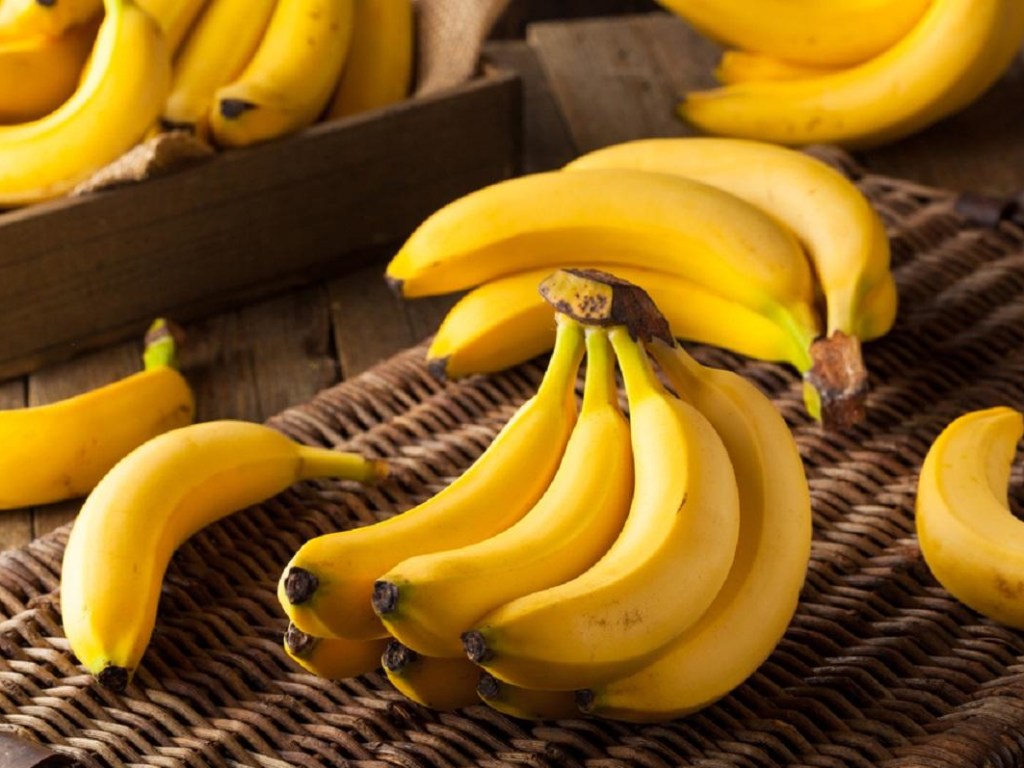 Медики рассказали, кому опасно есть бананы
