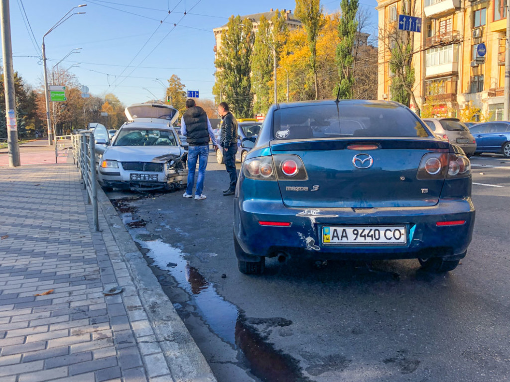 В Киеве не разминулись Mazda и Volkswagen службы Uklon (ФОТО, ВИДЕО)