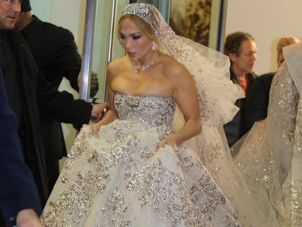 Дженнифер Лопес увидели в роскошном свадебном платье (ФОТО)